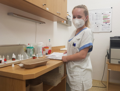 Zlínské nemocnici pomáhají desítky studentů. „Ráda se starám o pacienty,“ svěřila se Klára Skovajsová