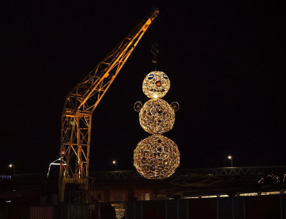 Kovozoo ve Starém Městě má novou dominantu! Gigantického sněhuláka vyrobili z ráfků starých jízdních kol