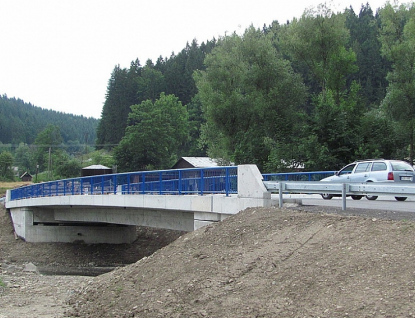 Přestavuje se most do údolí Pluskovce ve Velkých Karlovicích