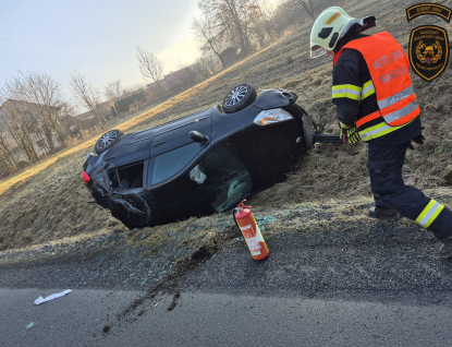 Auto skončilo v příkopě, řidič v nemocnici