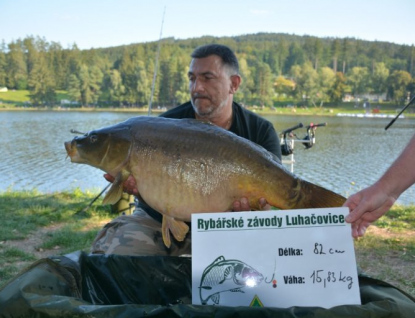 Rybářských závodů v Luhačovicích se zúčastnilo 440 rybářů. Vítězný kapr měl 82 cm