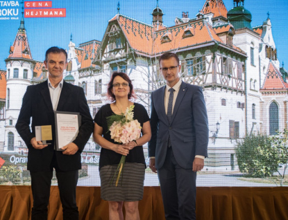Hejtman udělil své ocenění v soutěži Stavba roku Zlínského kraje rekonstrukci střechy zámku Zlín-Lešná