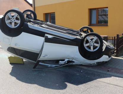 Suzuki skončilo po nehodě na střeše. Zraněná řidička v nemocnici 