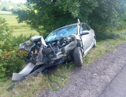 U Drslavic se čelně střetla dvě osobní vozidla. Tři osoby skončily v nemocnici 