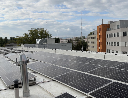 Nový fotovoltaický systém pomáhá Uherskohradišťské nemocnici zvýšit energetickou soběstačnost