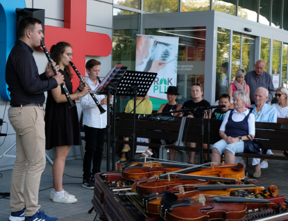 Benefiční koncert Hraj a zpívej z plných plic potěšil pacienty i návštěvníky nemocnice