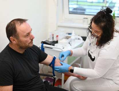 Movember 2025: Muži znovu zamíří do laboratoře na vyšetření prostaty