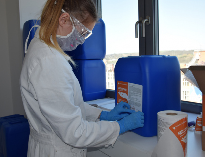 Zlínská univerzita začala vyrábět dezinfekční prostředek Anti-covid