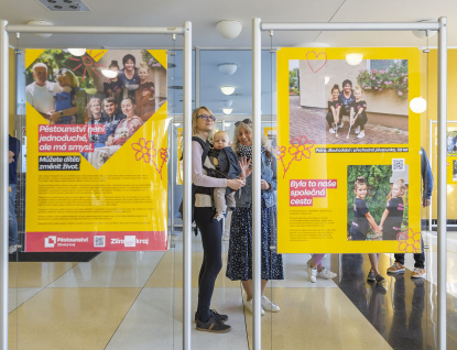 Výstava představuje příběhy pěstounských rodin, k vidění je do konce listopadu