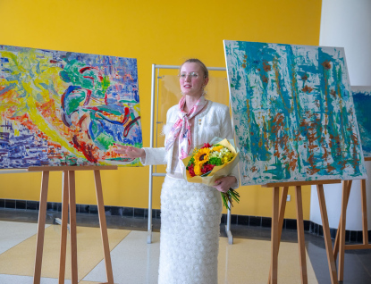 Abstraktní obrazy litevské umělkyně jsou k vidění v Baťově mrakodrapu