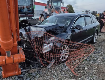 Dvě sobotní nehody. Jeden řidič trefil bagr, další dva se srazili
