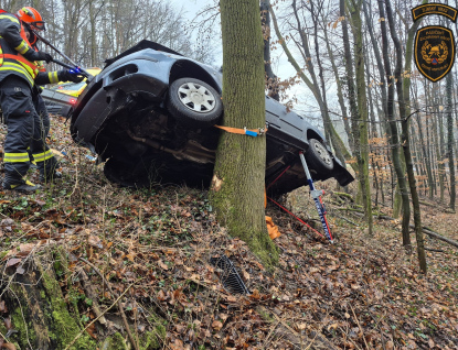 Havárie v Bohuslavicích: Vůz se zřítil ze silnice a zastavil se až mezi stromy