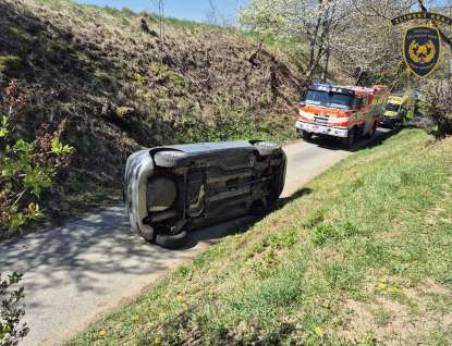 Řidič převrátil auto i se třemi dalšími cestujícími