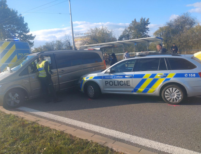 Auto plné migrantů ujíždělo policistům. Museli ho zastavit násilím