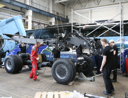 Budoucí automechanici skládají Tatrovku, sloužit bude při údržbě silnic