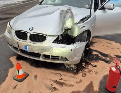 Řidič narazil do sloupu veřejného osvětlení