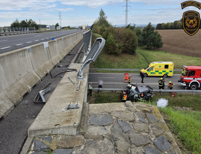 Po nárazu do náklaďáku spadlo auto z dálničního mostu