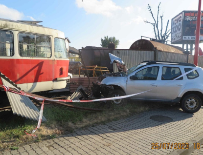 Boural do plechového oplocení. Utrpěl zranění a byl převezen do nemocnice 