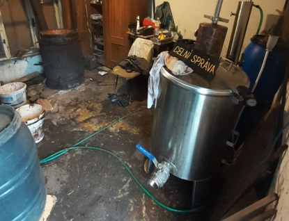 Celníci našli už čtvrtou nelegální palírnu během 50 dní. Tentokrát se ukrývala nedaleko Luhačovic