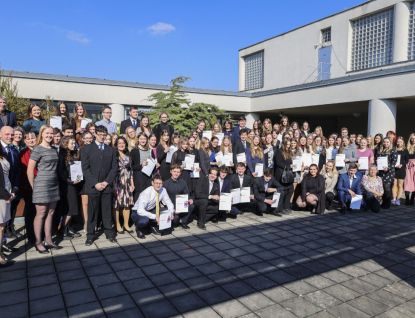 Cenu vévody z Edinburghu si v Baťově mrakodrapu převzalo 70 studentů