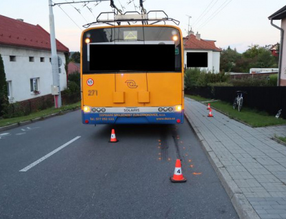 Mladý cyklista vjel pod kola trolejbusu. S těžkým zraněním skončil v nemocnici 