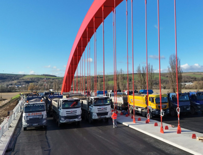 Nový dálniční most u Napajedel prochází zatěžovací zkouškou. Jeho otevření se blíží