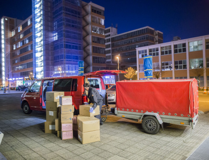 Do nemocnic, laboratoří, sociálních služeb i na záchranku zamířily v posledních 48 hodinách statisíce ochranných pomůcek 