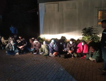 Na hranici bylo zadrženo v dodávce dalších dvacet migrantů