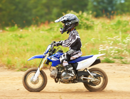 Nezletilý motorkář se projížděl městem na neregistrovaném motocyklu