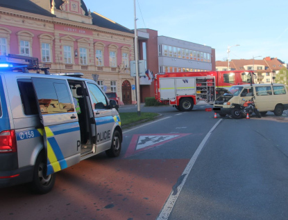 Řidička dodávky nedala přednost motorkáři. Těžce zraněný muž skončil v nemocnici 