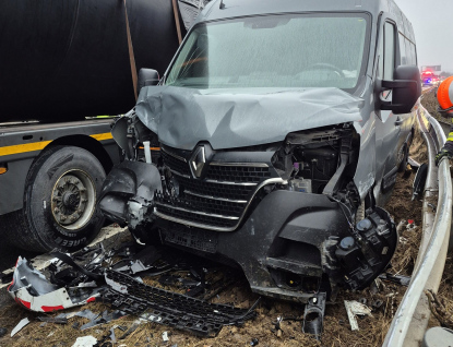 U Bezměrova se střetla dodávka s kamionem. Provoz dálnice D1 byl omezen