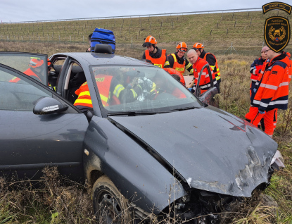 Dodávka se srazila s osobním vozidlem. Hasiči museli řidiče osobáku vyprostit