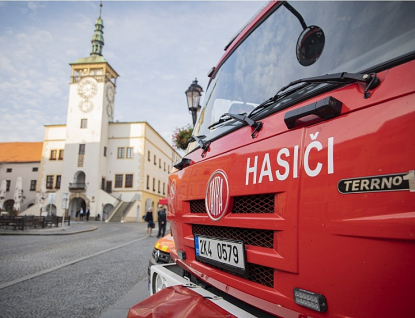 Hasiči si cvičně vyběhli Baťův mrakodrap, sídlo Zlínského kraje