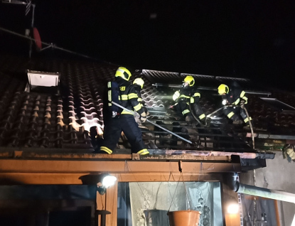 Domek v plamenech. Požár vznikl od lednice