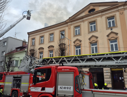 Sedm jednotek hasičů zasahovalo u požáru výškové budovy v Holešově