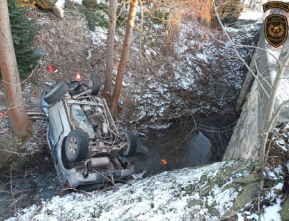 Auto se skutálelo hluboko do koryta potoka 