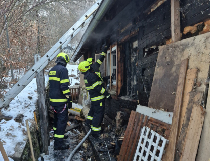 Požár dřevěné chaty v Lužné na Vsetínsku způsobil škodu kolem půl milionu korun