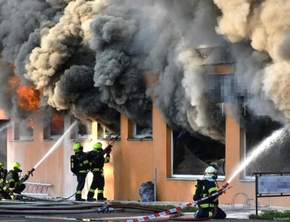 Rozsáhlý požár v Otrokovicích zaměstnal desítky jednotek hasičů 