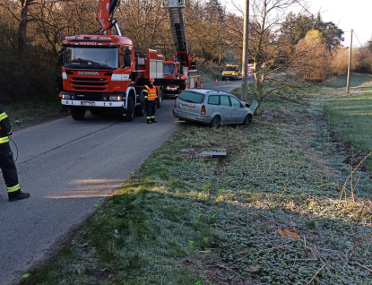 Řidič sejmul sloup elektrického vedení 