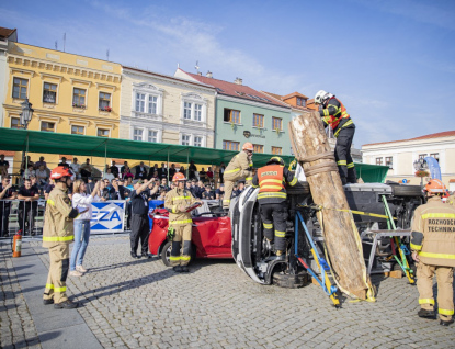 Celorepublikové mistrovství hasičů ve vyprošťování přilákalo zástupy lidí do centra Kroměříže