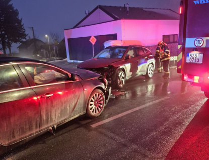Ranní ledovka úřadovala. Hasiči zasahovali u několika nehod