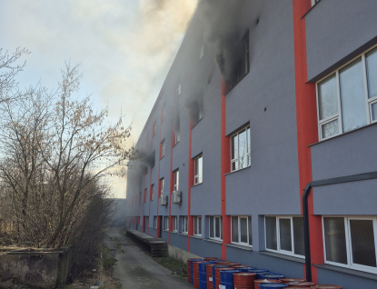 Požár v místnosti s výrobní linkou vyhnal desítky lidí z budovy