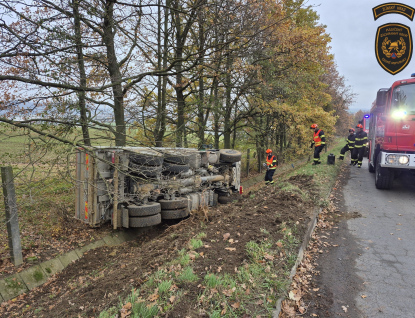 Řidič převrátil náklaďák na bok