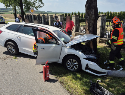 Řidiči po nehodě v Zahnašovicích pomohl profesionální hasič jedoucí kolem