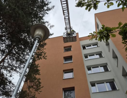 Seniorka ležela v bytě 3 dny na zemi. Zachránili ji hasiči s výškovou technikou