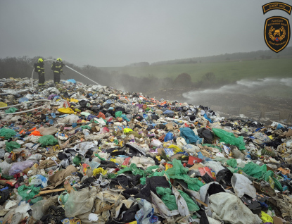 Perná sobota hasičů: Požáry, tahání prasete z jímky i záchrana přiskříplých varlat