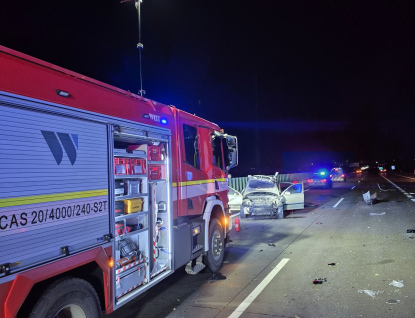 Po srážce dvou vozidel zůstaly ve škodovce zaklíněny dvě osoby