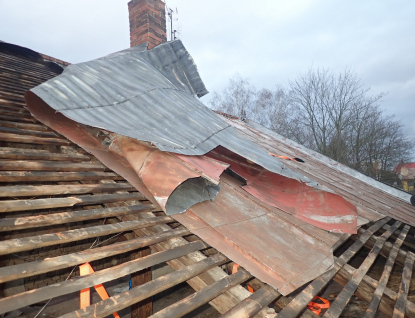 Silný vítr ve Zlínském kraji hlavně vyvracel stromy i poškodil střechy