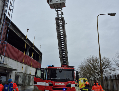 Ke snesení zraněného muže museli hasiči použít výškovou techniku