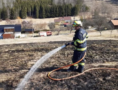 Hasiči varují před vypalováním trávy. Sucho bude i následující dny 